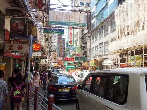 Hong Kong, cestovanie v Hong Kongu, Jedna z uličiek v Kowloone. Obrázok tak typický pre Hong Kong